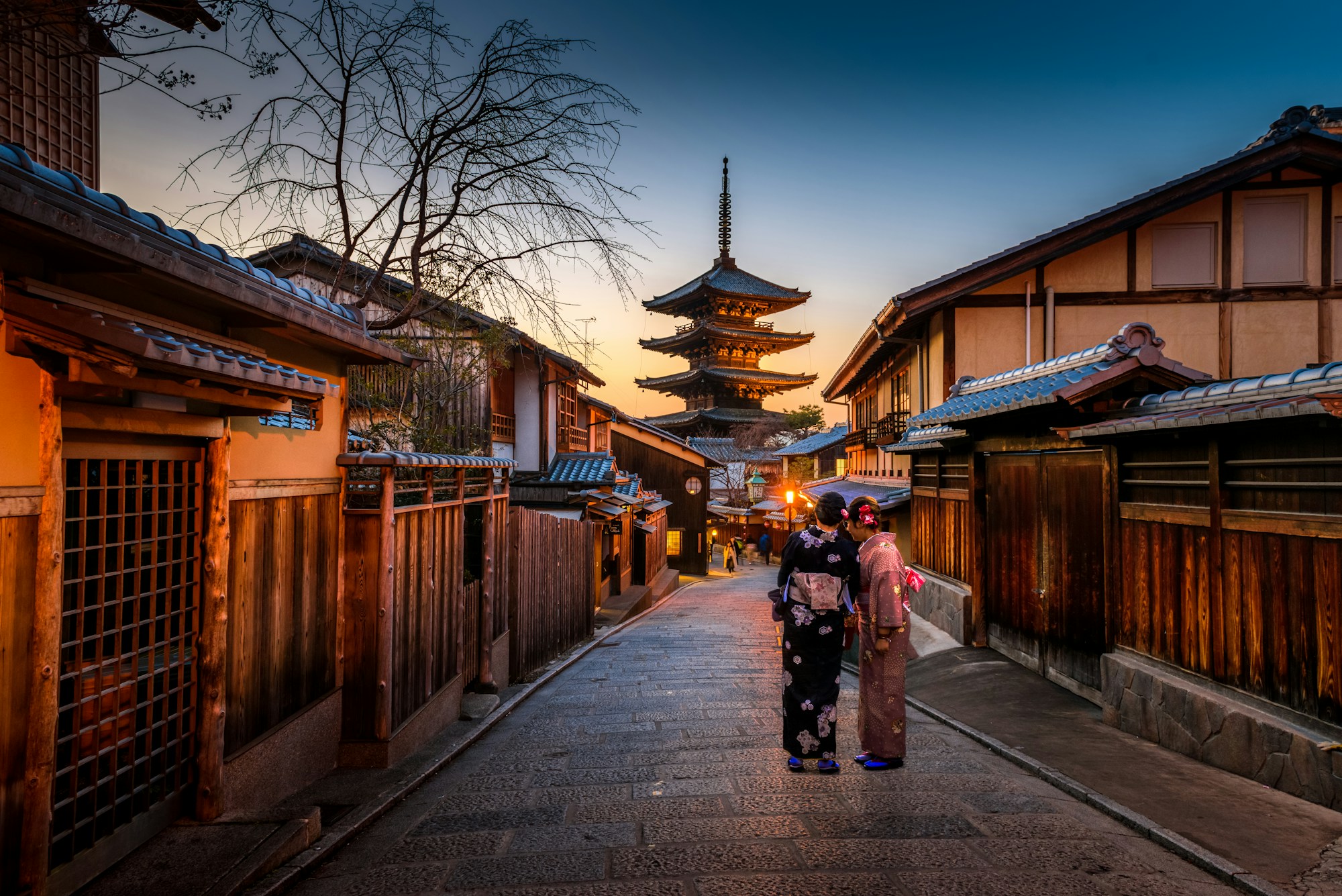 Jalan tradisional Kyoto dengan Pagoda Yasaka saat senja