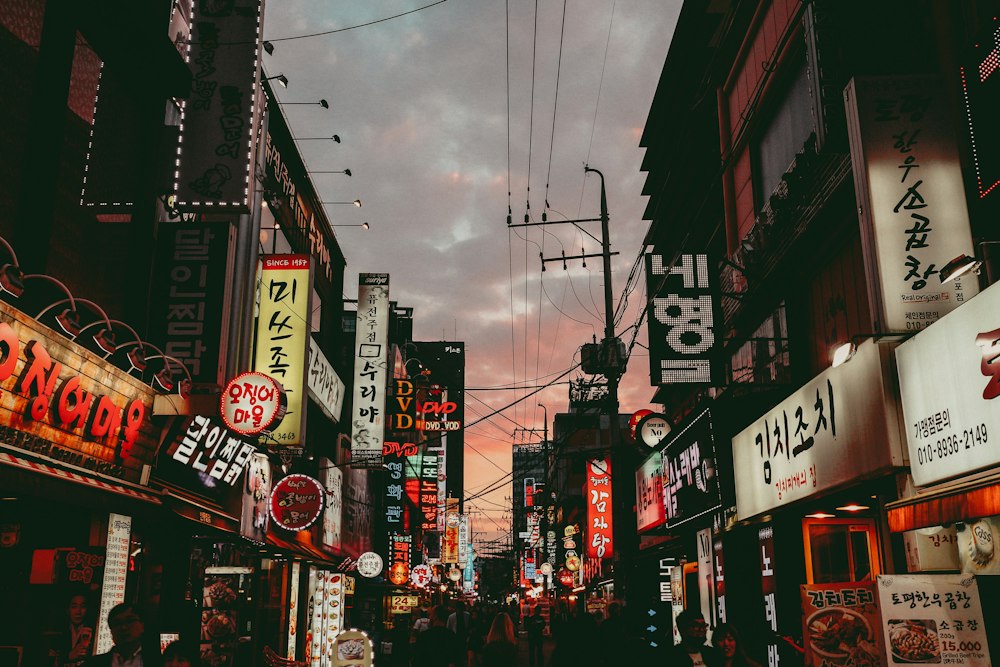 Jalan pertokoan di Korea Selatan saat senja